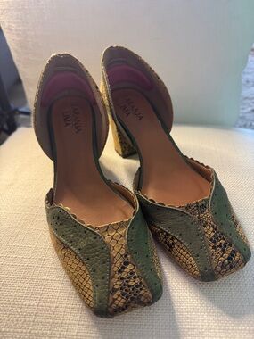 Women's Green and Gold Patterned D'Orsay Pumps
Made in Brasil